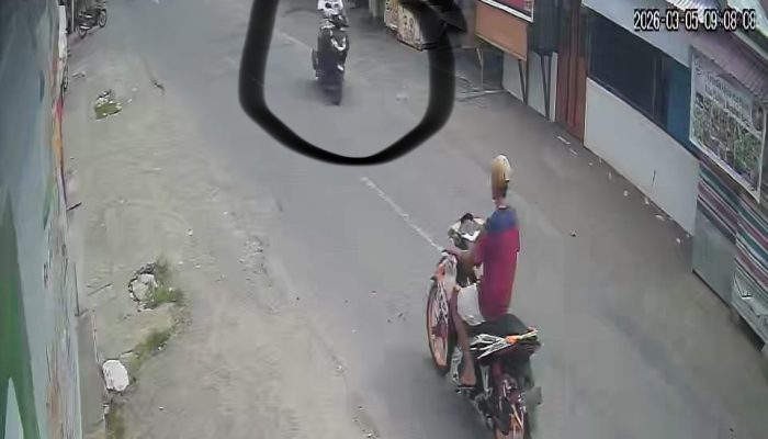 Pelaku Tersorot Kamera Bawa Kabur  Barang Jualan Warung Sembako di Bunta, Korban : Rugi Ratusan Ribu Rupiah