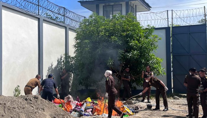 Kejati Sulteng Musnahkan Jutaan Rokok Ilegal Berbagai Merek