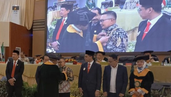 UMI Makassar Anugrahi Amirudin “Pin Emas” Tercatat Mahasiswa Prestasi Tahun 1995