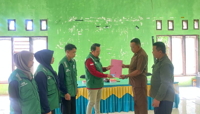 Jamil Karim Mahasiswa KKN UMLB Tuntaskan Proker Individu, Serahkan 30 Dokumen Kependudukan Warga Pada Pemdes Selekan