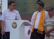 Kemuliaan Hati Mentan RI Bantu Hand Tracktor dan Uang Pada Petani Toili Yang Ngadu Sulit Dapat Pupuk